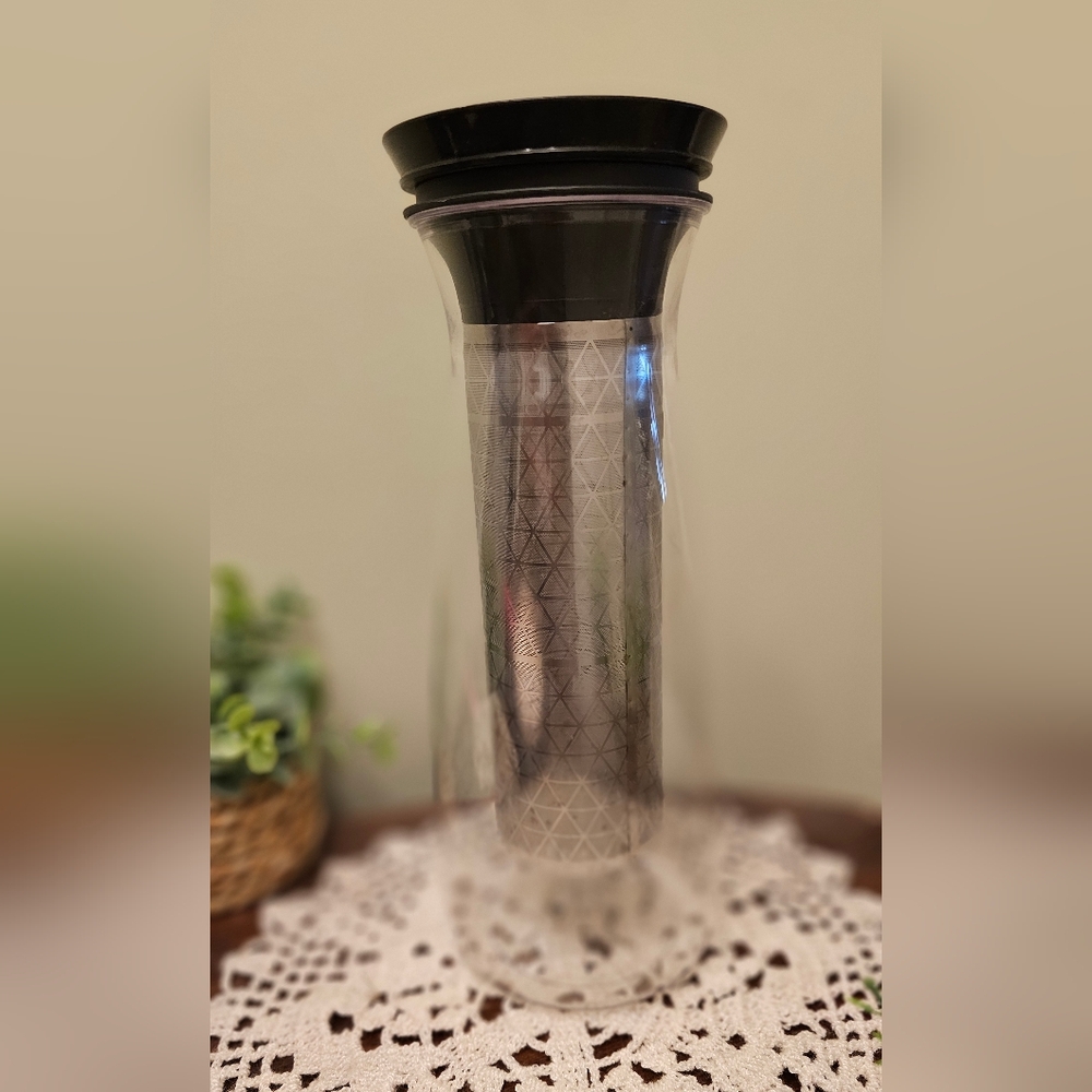 Tupperware Cold Brew Carafe for Coffee or Tea 1.3 Liter Size EUC